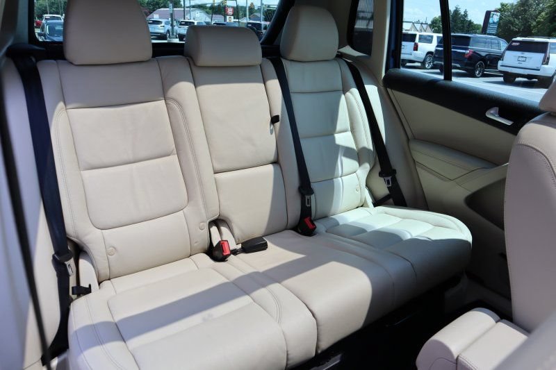 Used 2017 Volkswagen Tiguan SEL AWD/4WD image 19