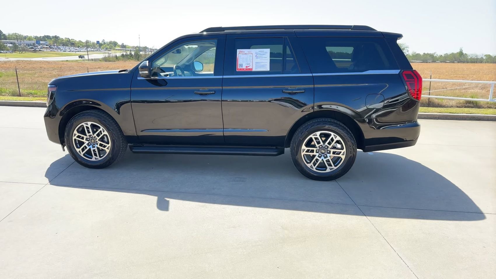 Used 2025 Ford Expedition Active AWD/4WD image 5