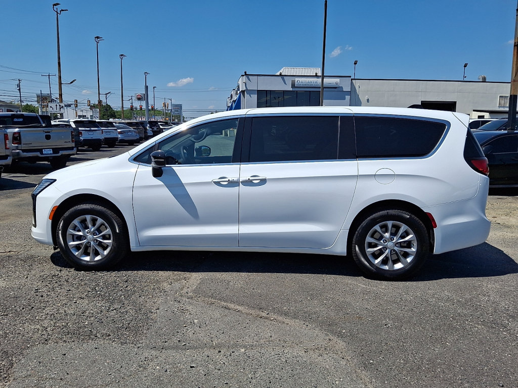 New 2027 Chrysler Pacifica Select AWD/4WD image 8