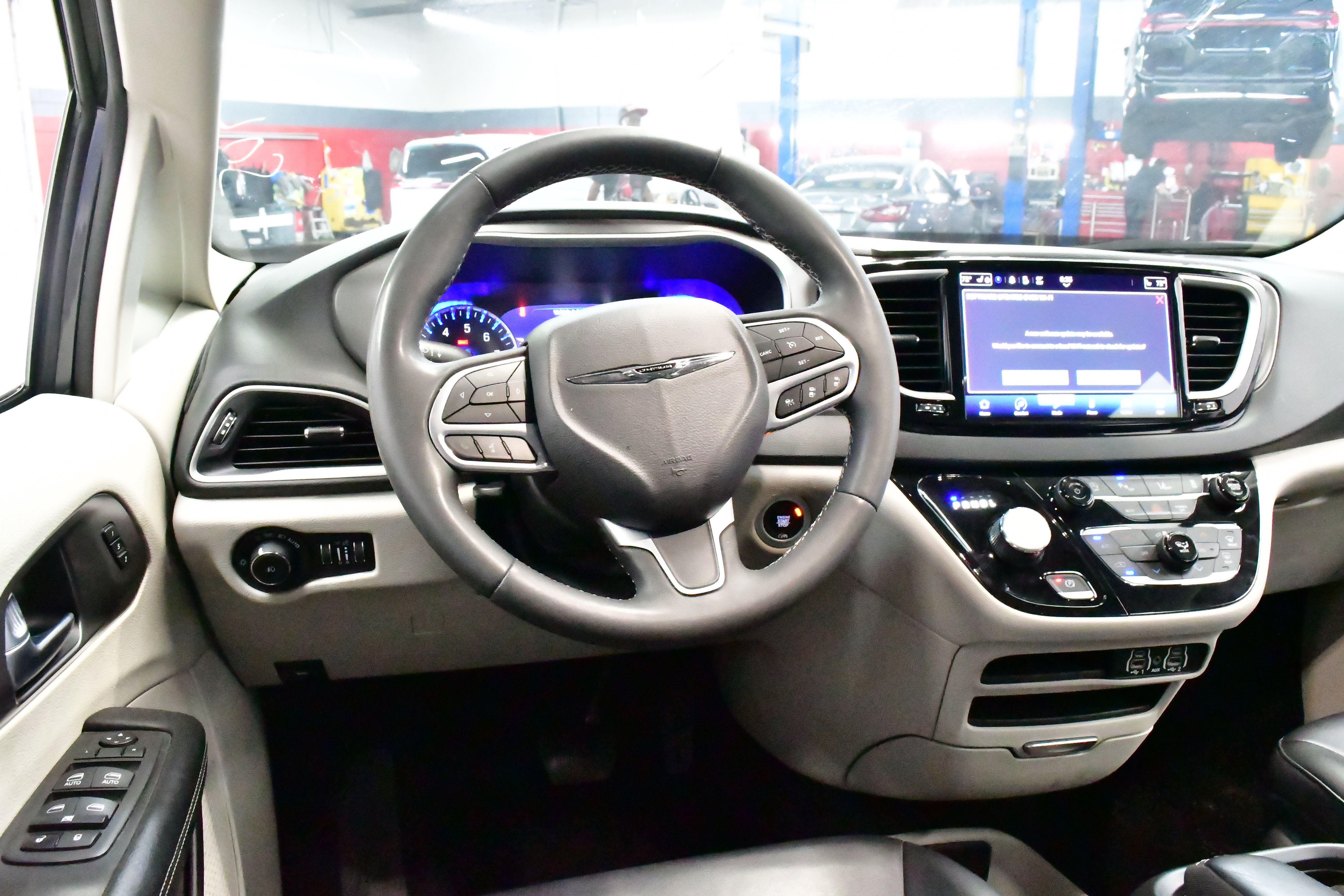 Used 2023 Chrysler Pacifica Touring-L FWD image 8