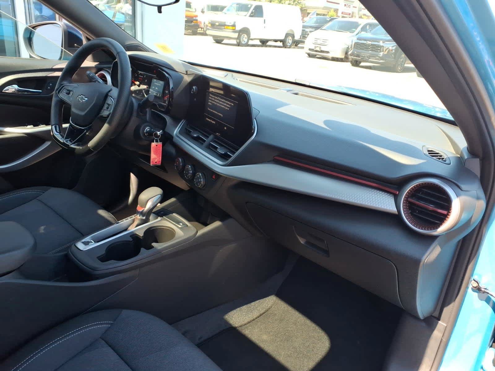 Used 2026 Chevrolet Trax RS w/ Sunroof Package FWD image 22