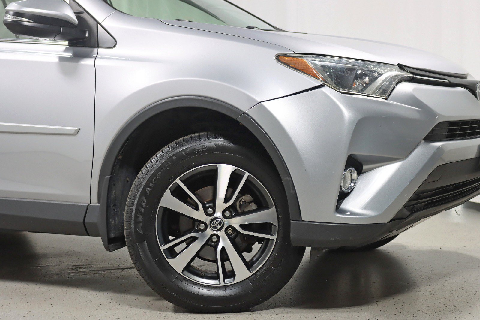 Used 2018 Toyota RAV4 XLE w/ Plus Extra Value Package AWD/4WD image 5