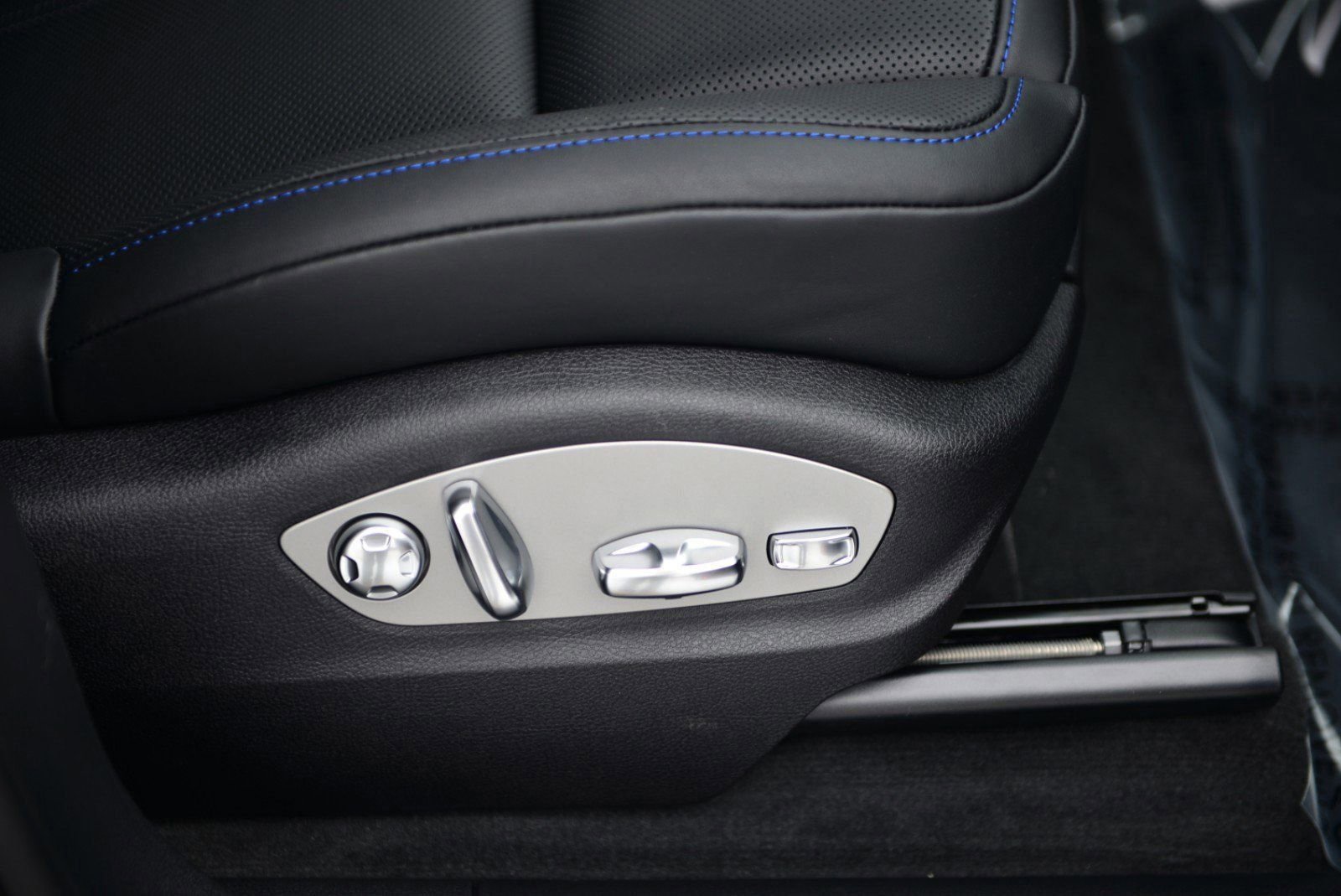 Used 2025 Porsche Macan image 14