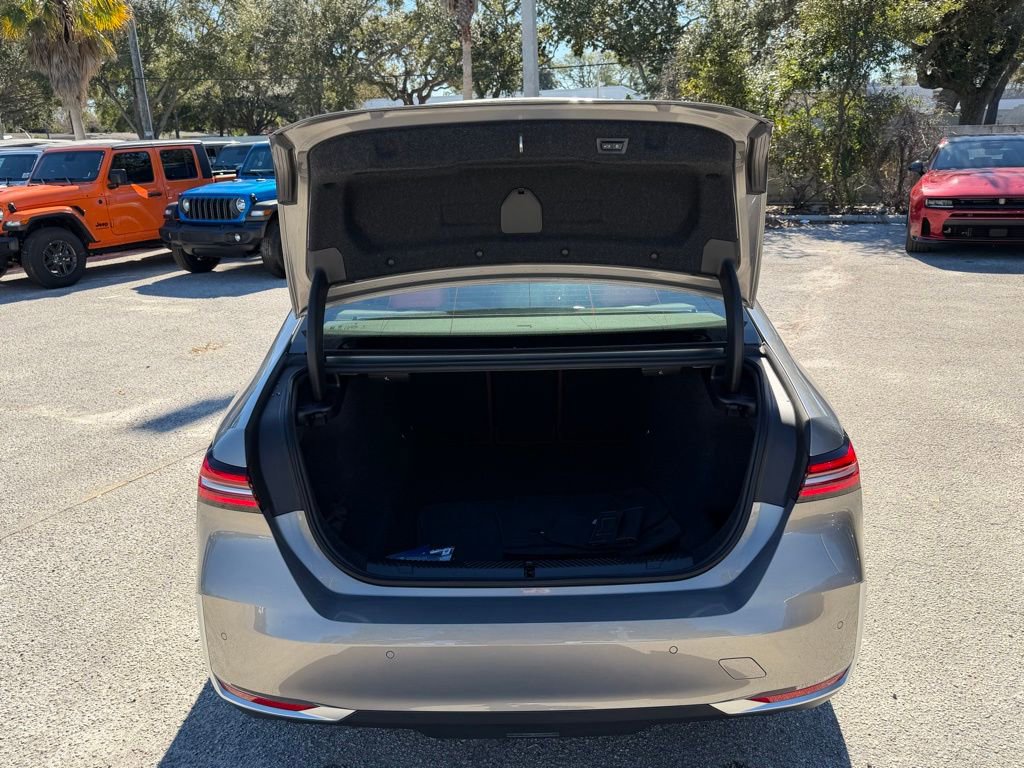 Used 2025 BMW 540i xDrive image 37