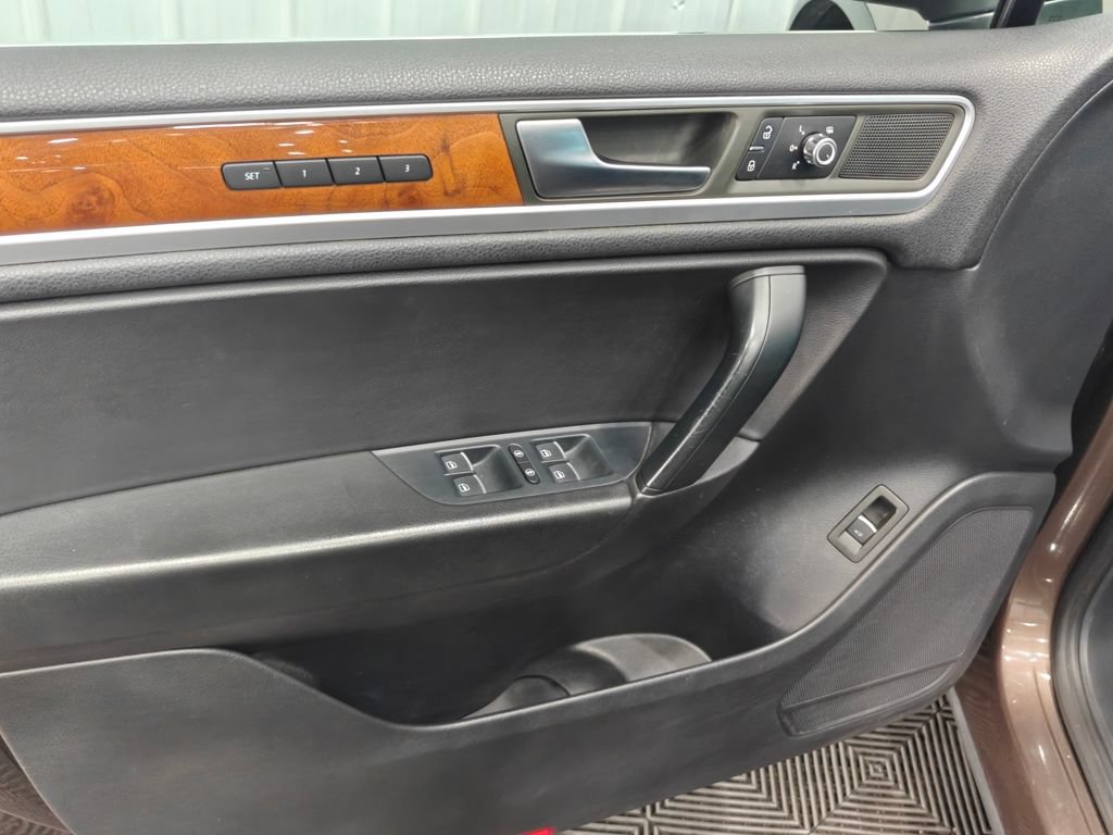 Used 2012 Volkswagen Touareg TDI AWD/4WD image 40