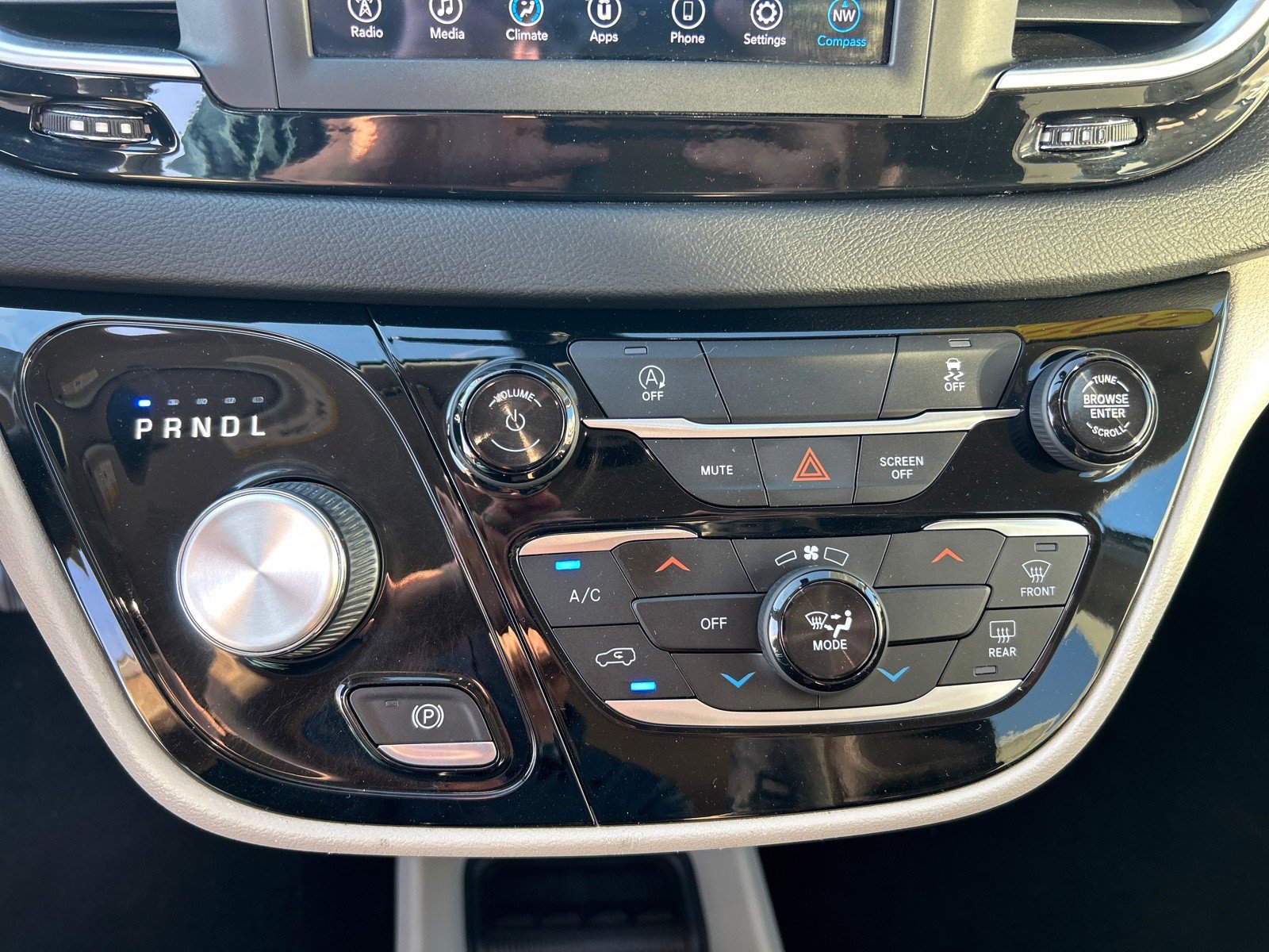 Used 2021 Chrysler Voyager LX image 27