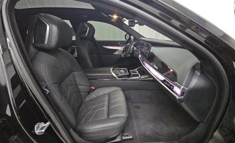 Used 2025 BMW 750e xDrive w/ Executive Package image 7
