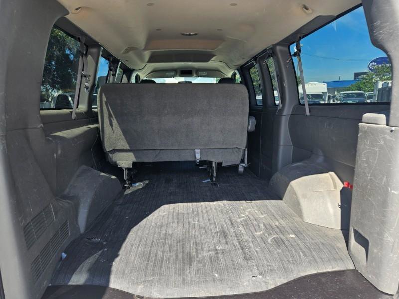 Used 2008 Chevrolet Express 1500 Passenger RWD image 16