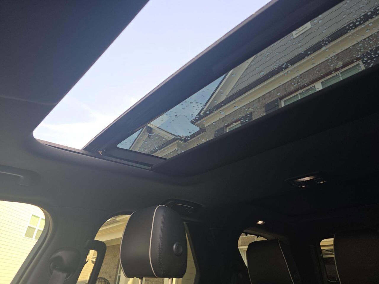 Used 2019 Land Rover Discovery HSE image 14