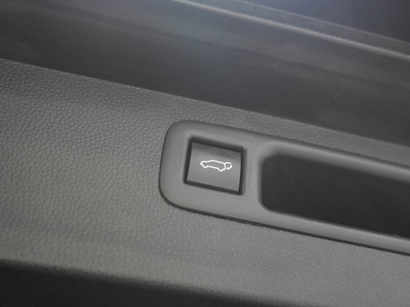 Used 2021 Toyota Highlander XLE AWD/4WD image 11