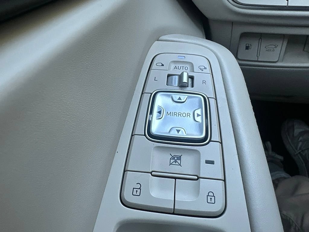 Used 2021 Genesis G90 3.3T Premium RWD image 19