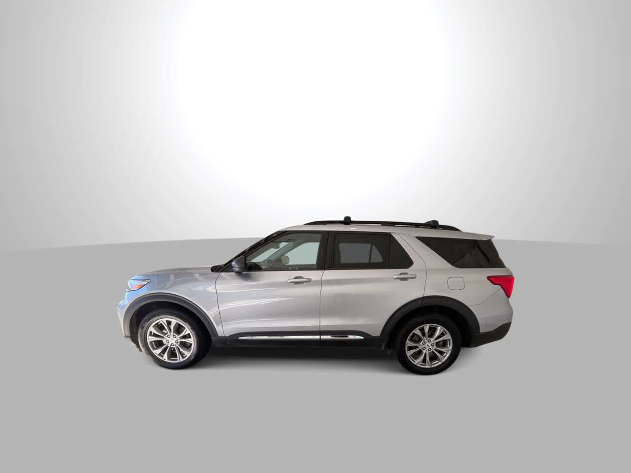 Used 2022 Ford Explorer XLT w/ Equipment Group 202A AWD/4WD image 5