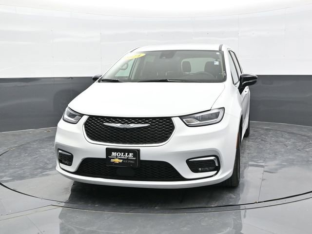 Used 2024 Chrysler Pacifica Touring-L image 2