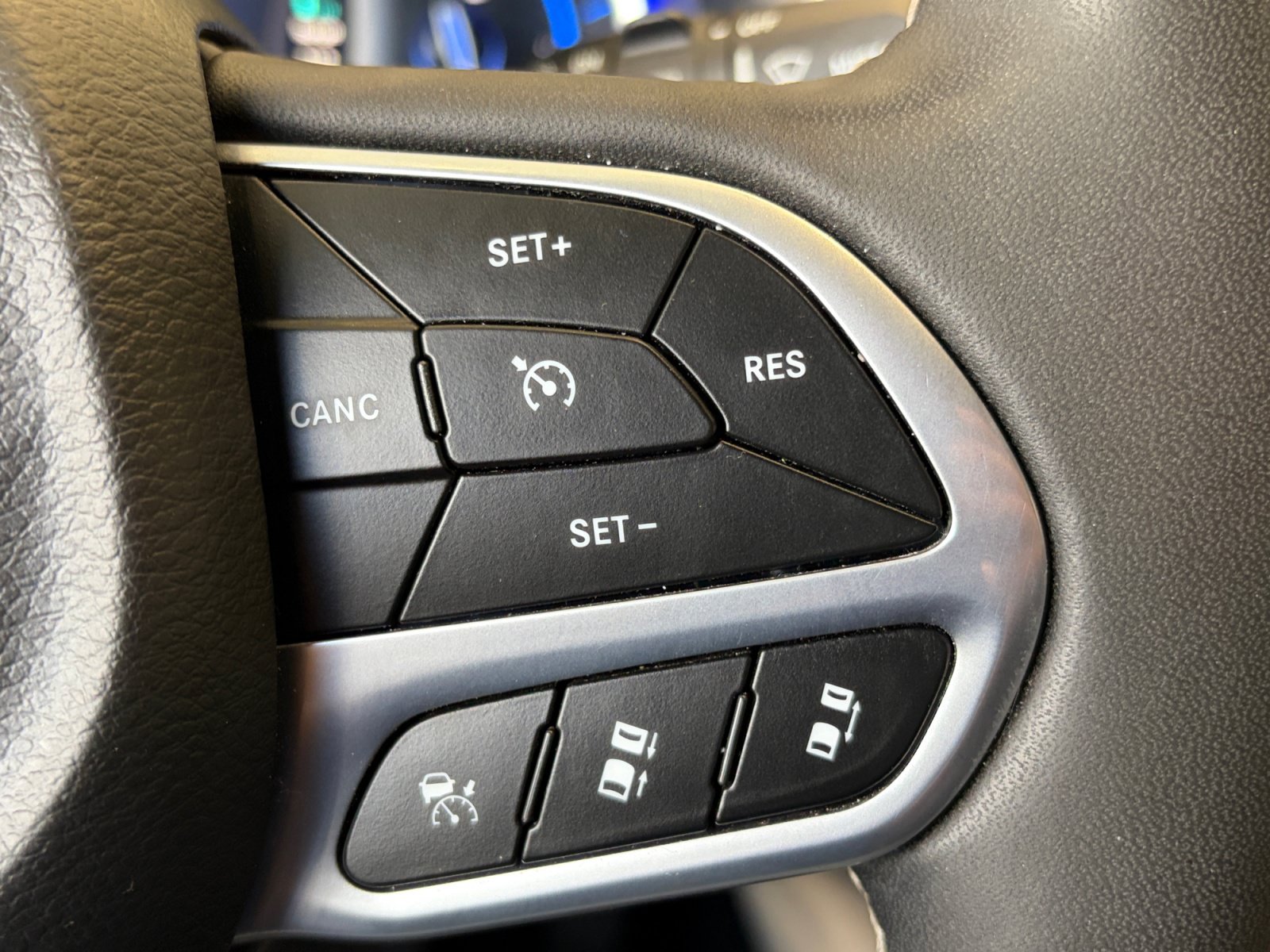 Used 2024 Chrysler Pacifica Limited FWD image 17