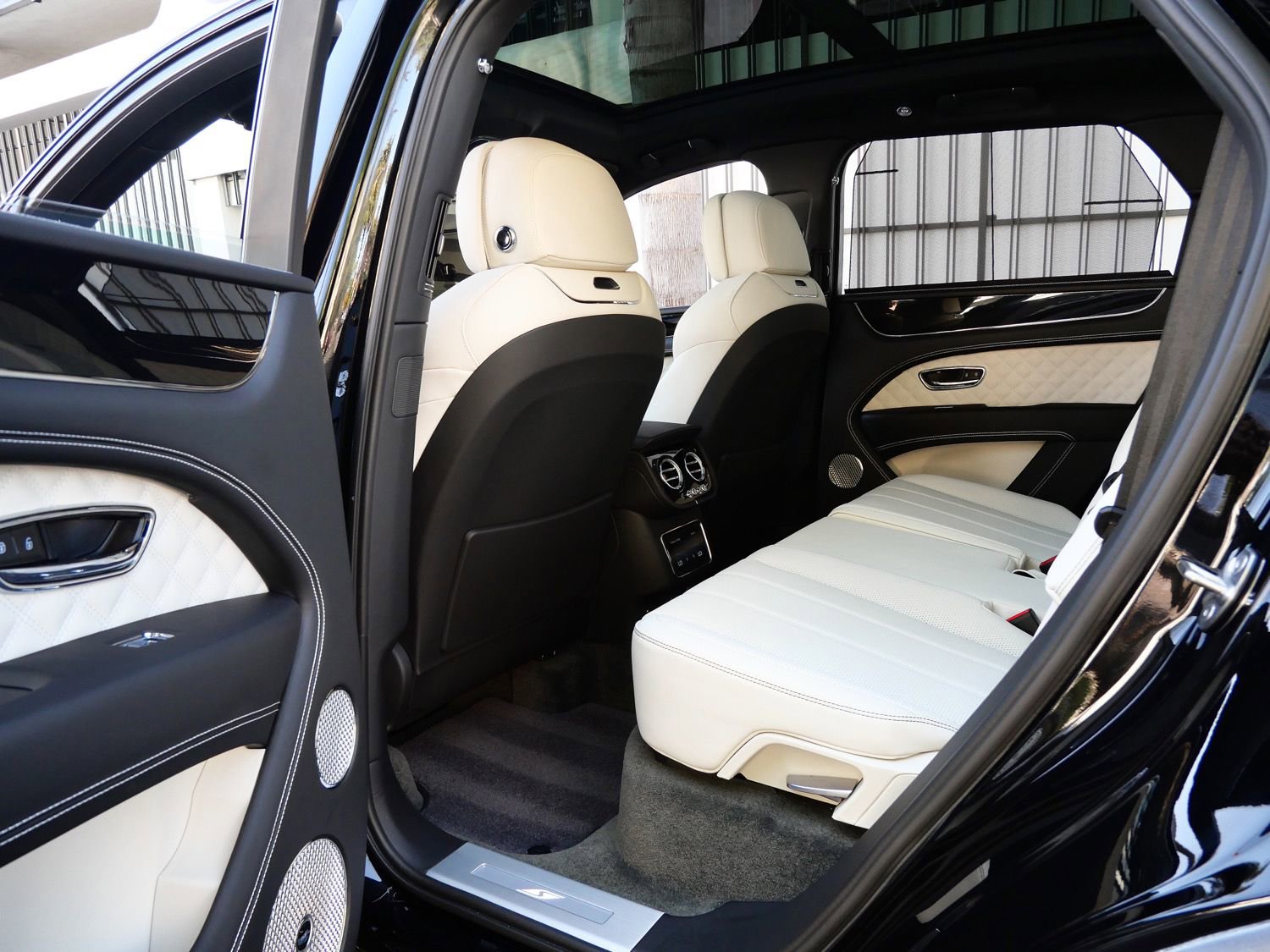 Used 2023 Bentley Bentayga AWD/4WD image 20