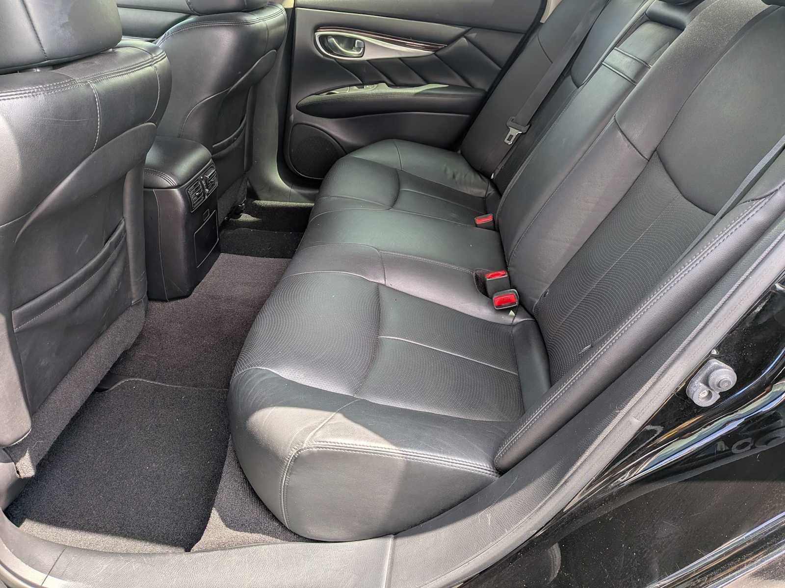 Used 2018 INFINITI Q70 Luxe RWD image 17
