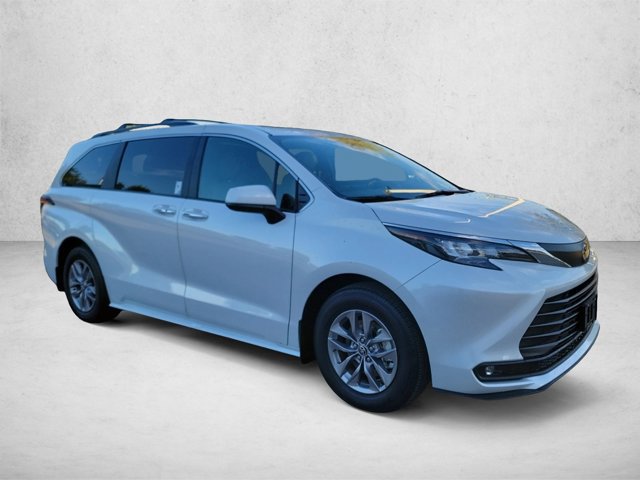 Used 2026 Toyota Sienna XLE FWD image 3