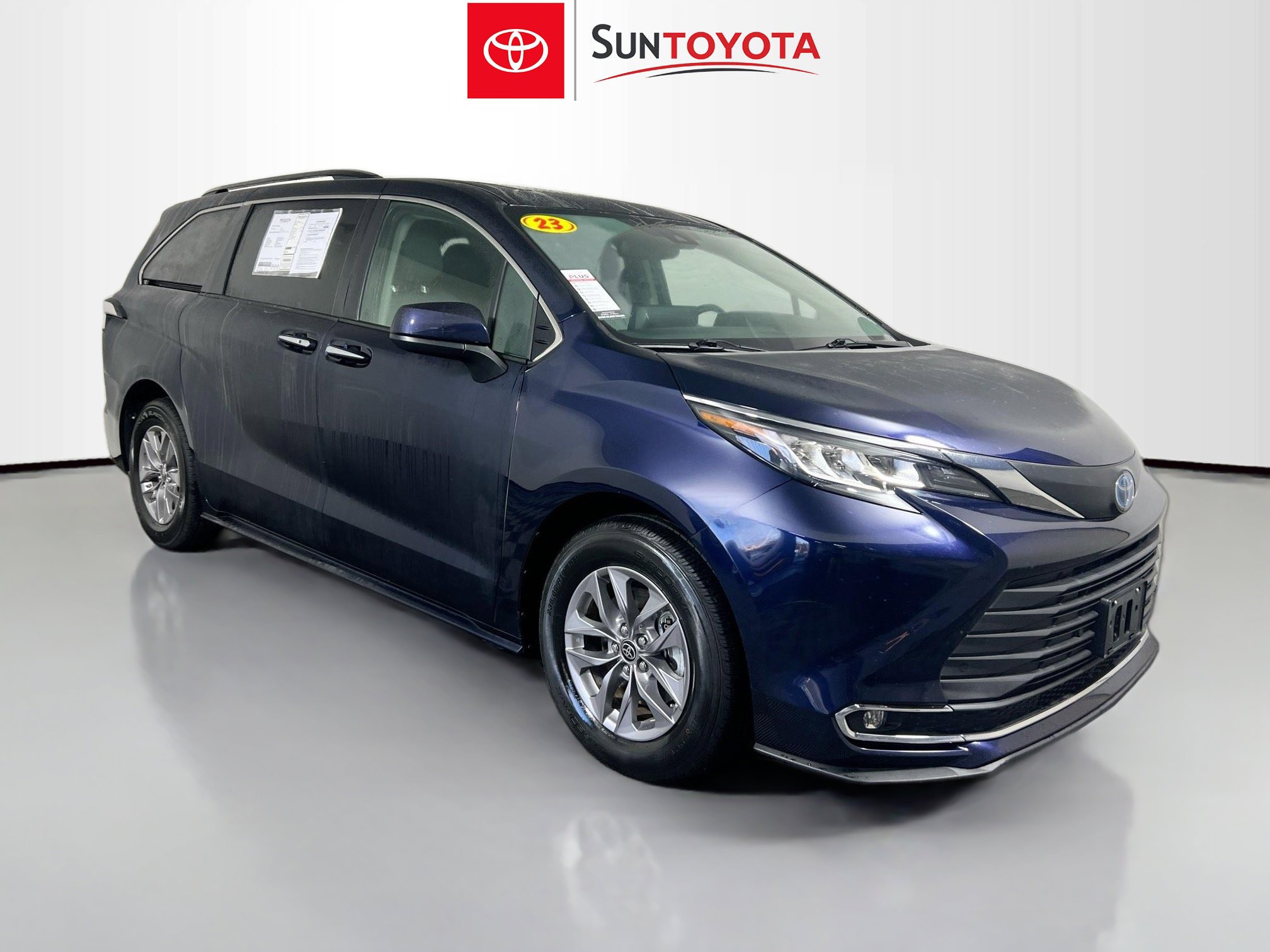 Used 2023 Toyota Sienna XLE image 1