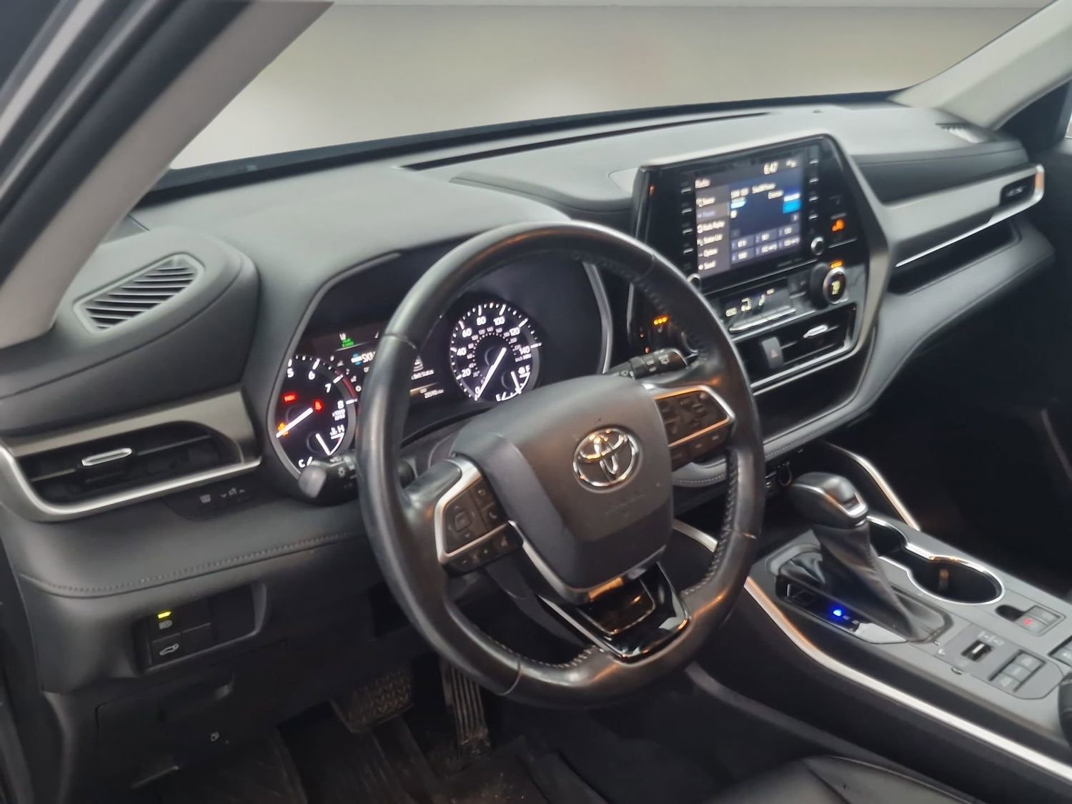 Used 2021 Toyota Highlander XLE image 19