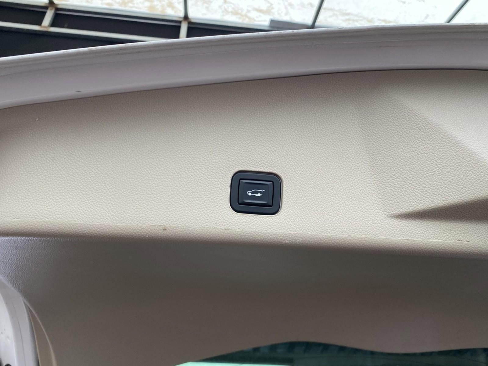Used 2015 Cadillac SRX Luxury w/ Driver Awareness Package image 16