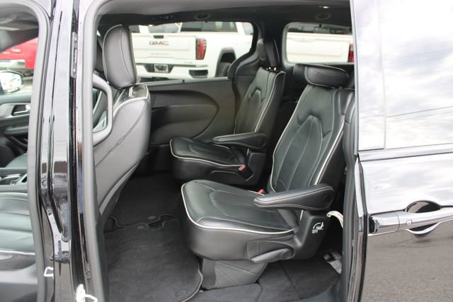 Used 2025 Chrysler Pacifica Limited FWD image 17