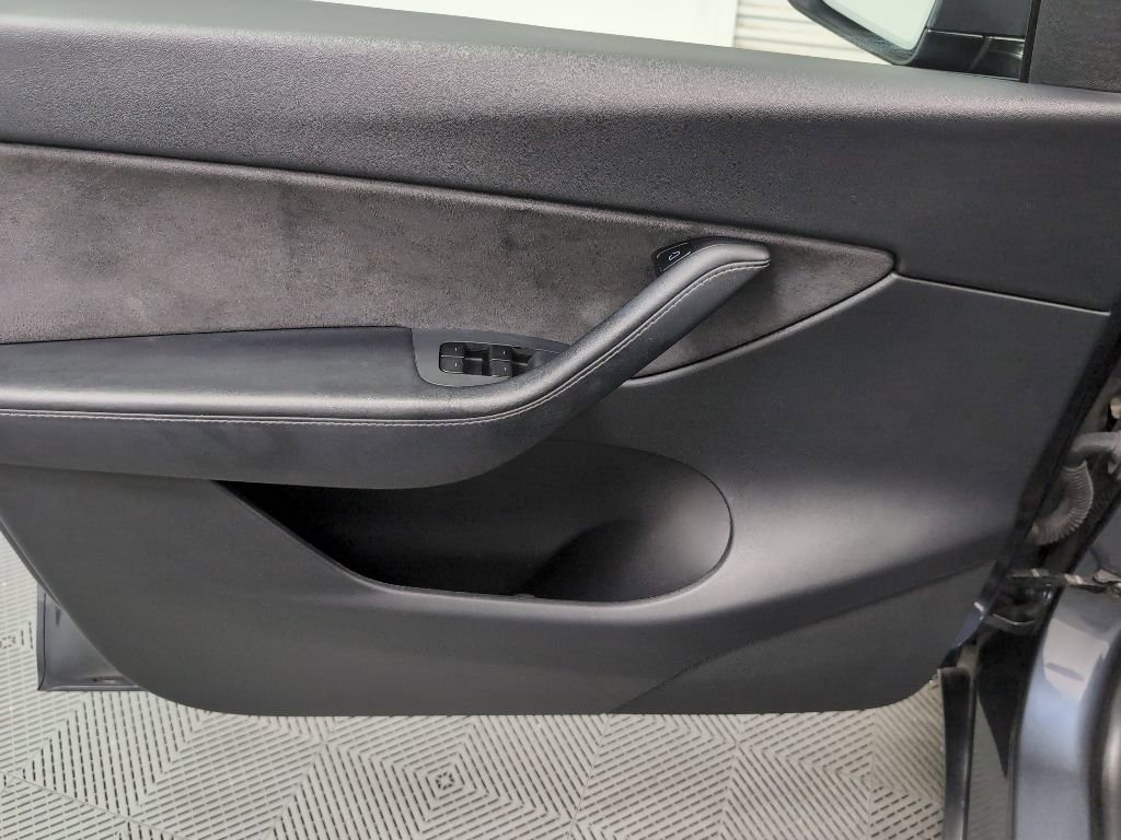 Used 2021 Tesla Model Y Long Range AWD/4WD image 23