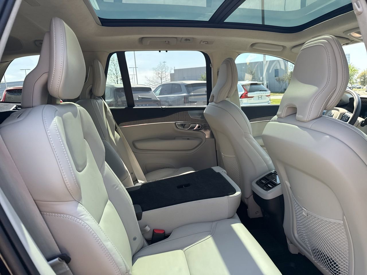 Used 2025 Volvo XC90 B6 Ultra w/ Lounge Package image 16
