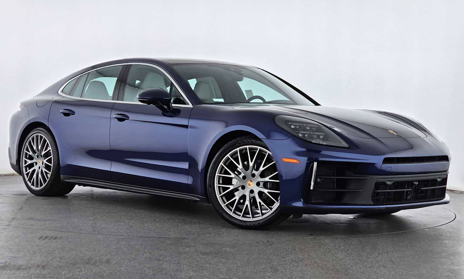 Used 2024 Porsche Panamera 4 image 3