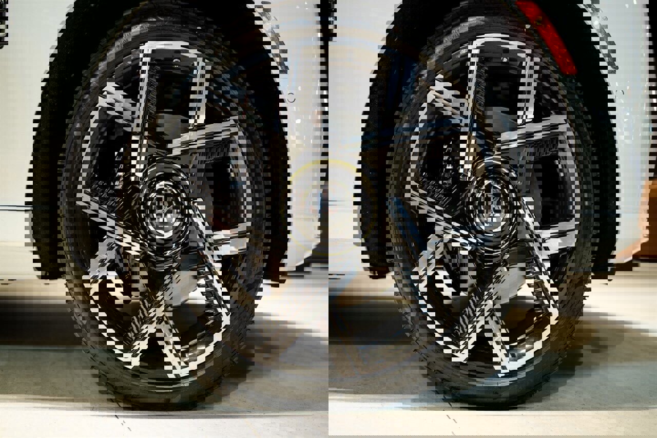 Used 2025 Rolls-Royce Cullinan Black Badge w/ Leather Finishing Pack image 10