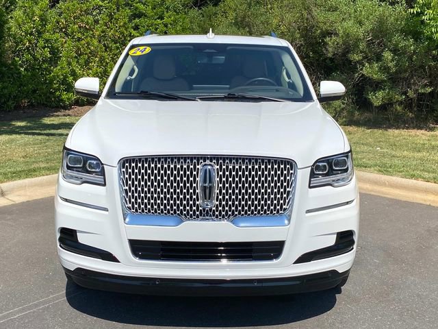 Used 2024 Lincoln Navigator Reserve AWD/4WD image 2
