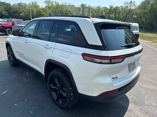 Used 2023 Jeep Grand Cherokee Limited w/ Black Appearance Package AWD/4WD image 9