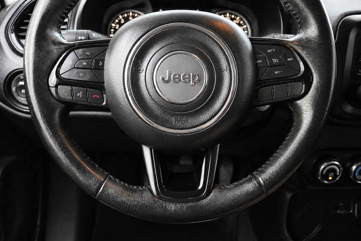 Used 2017 Jeep Renegade Altitude FWD image 37