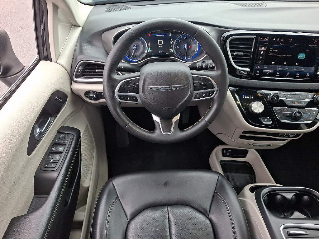 Used 2023 Chrysler Pacifica Touring-L FWD image 11