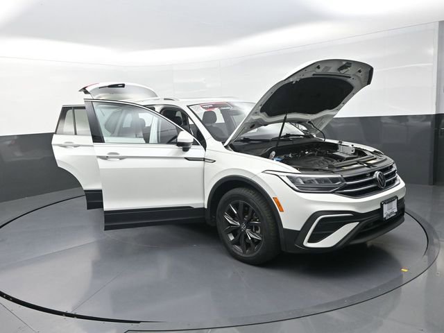 Used 2023 Volkswagen Tiguan SE w/ Panoramic Sunroof Package image 30