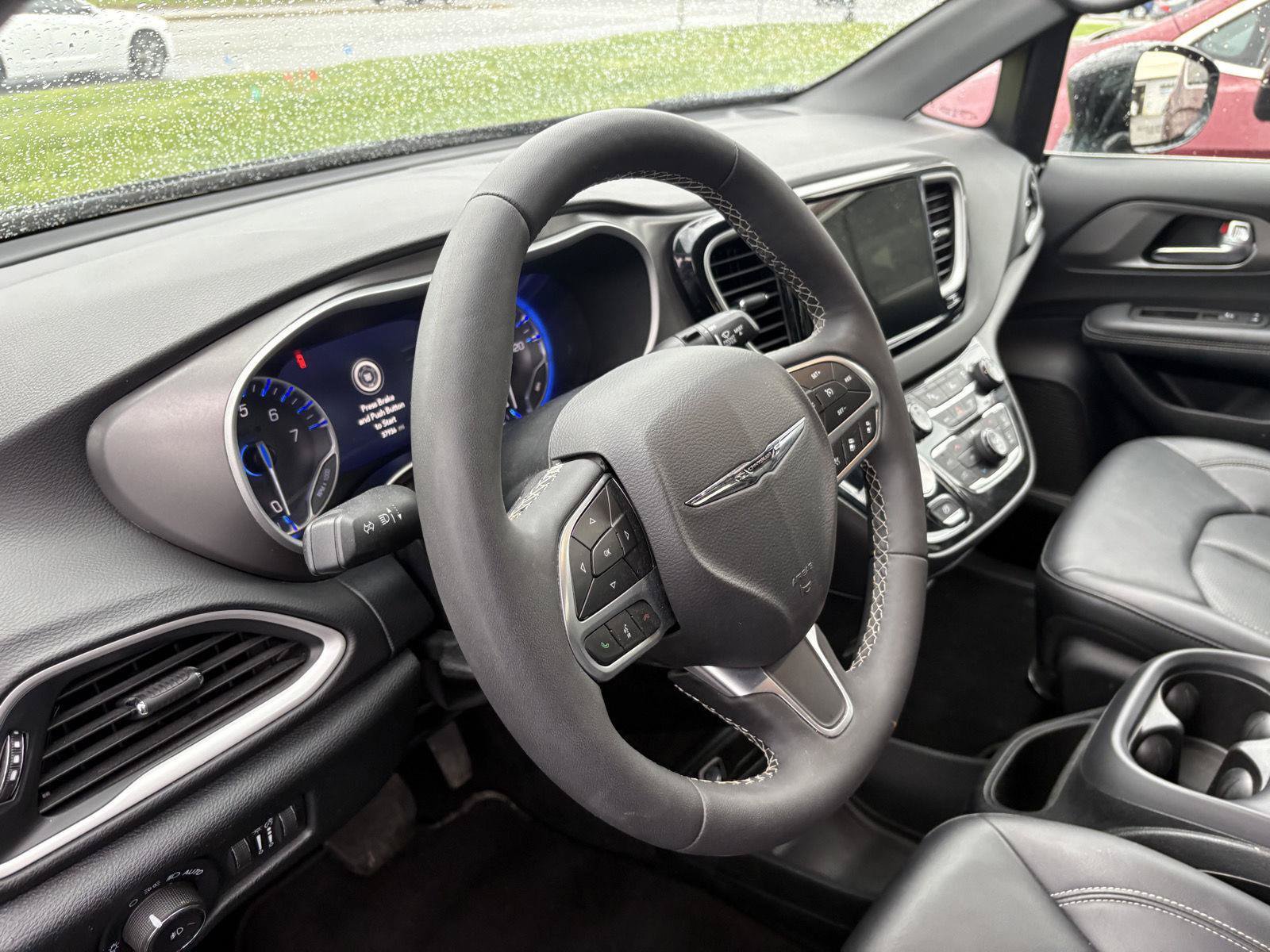 Used 2025 Chrysler Pacifica Select FWD image 8
