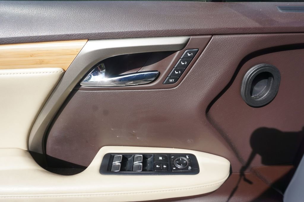 Used 2020 Lexus RX 350L Premium w/ Premium Package image 4