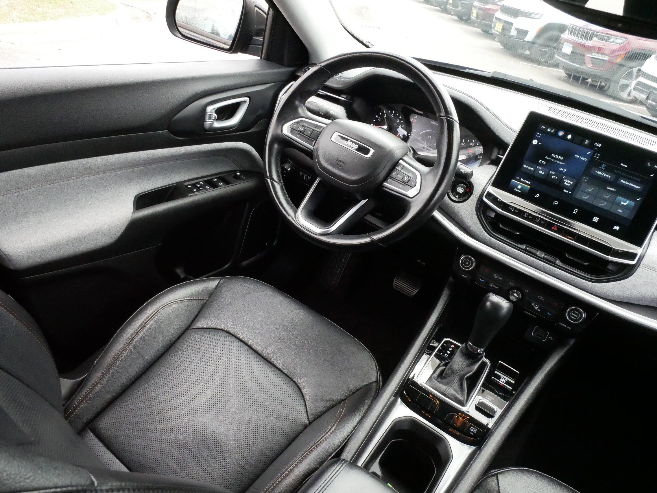 Used 2022 Jeep Compass Latitude w/ Sun and Sound Group AWD/4WD image 9