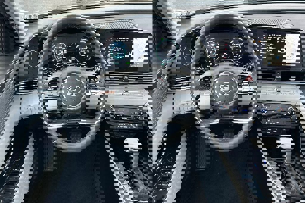Used 2025 Hyundai Elantra Limited image 12