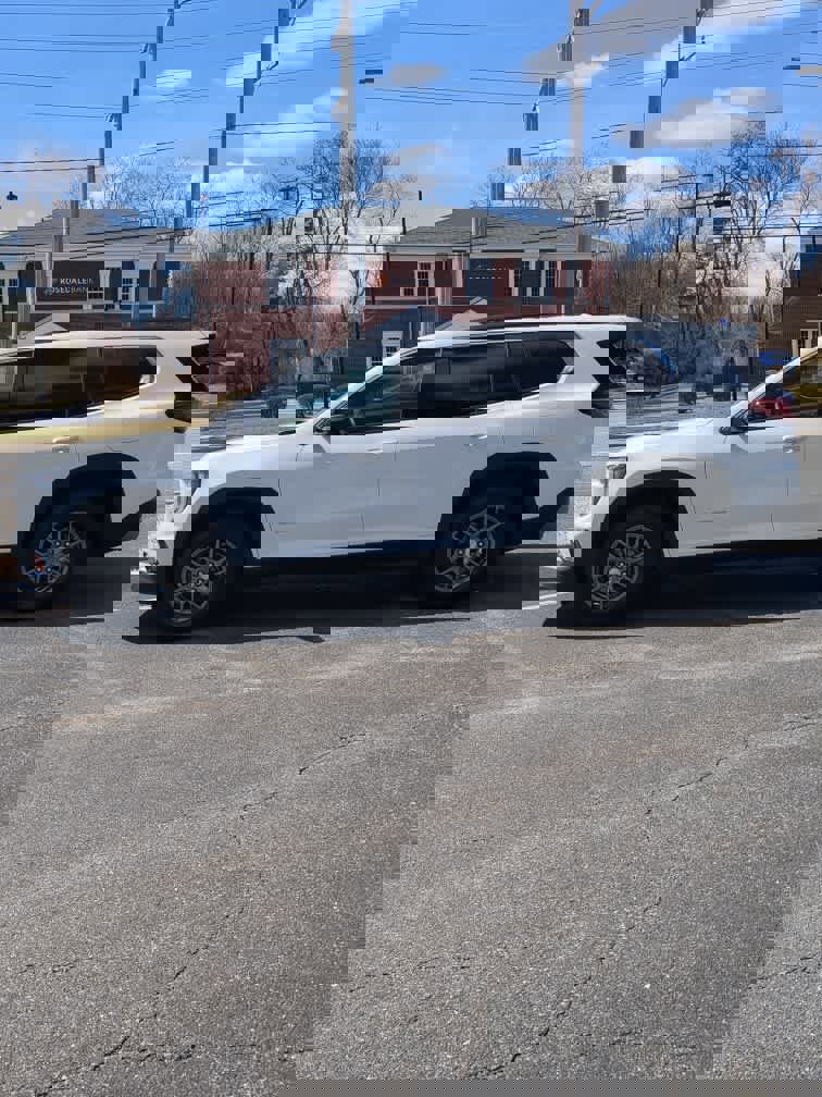 Used 2025 GMC Acadia Elevation image 3