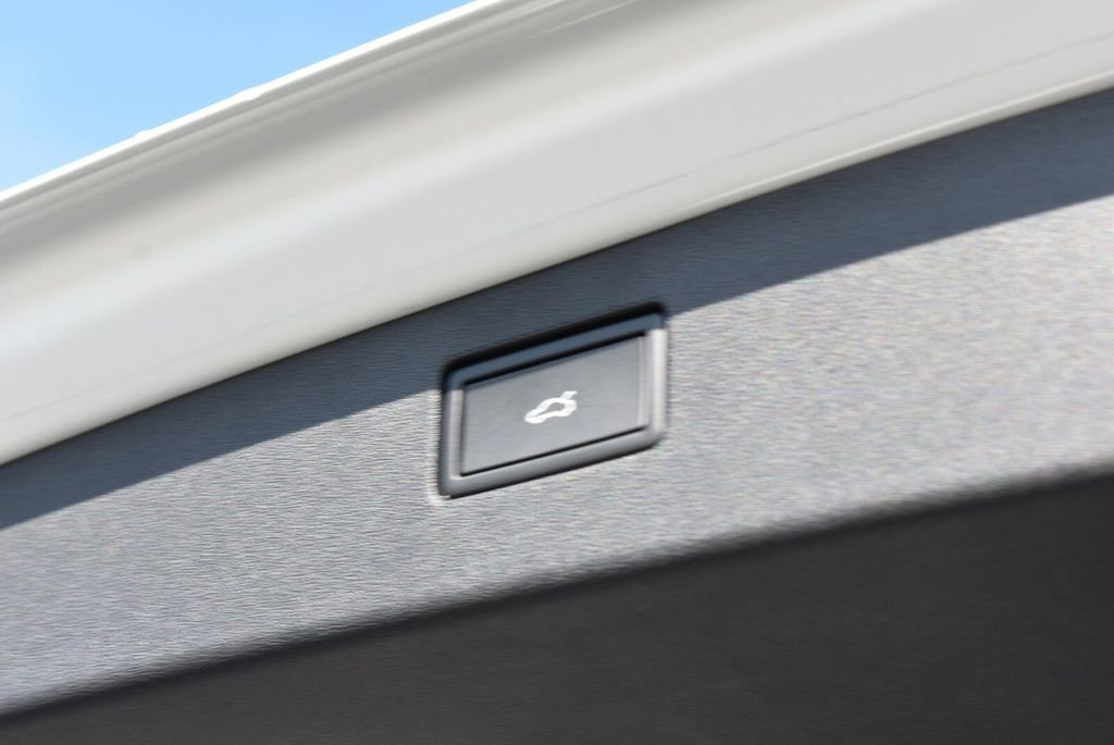 Used 2025 Volkswagen Tiguan SE R-Line image 33