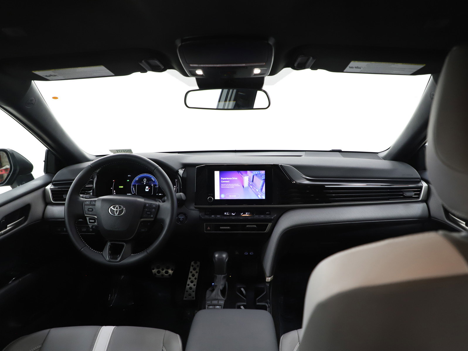 Used 2025 Toyota Camry SE image 13