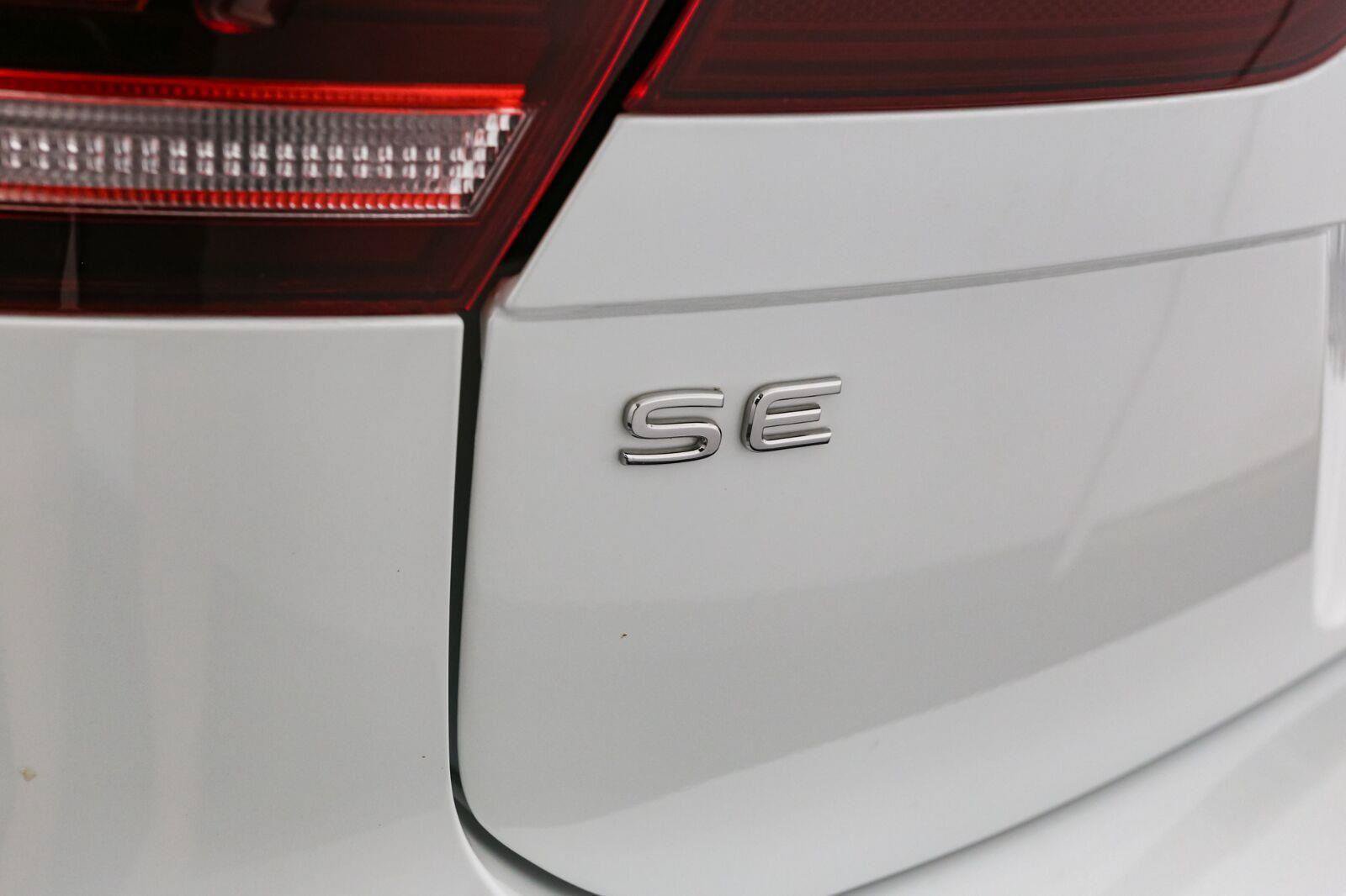 Certified 2023 Volkswagen Tiguan SE R-Line AWD/4WD image 13