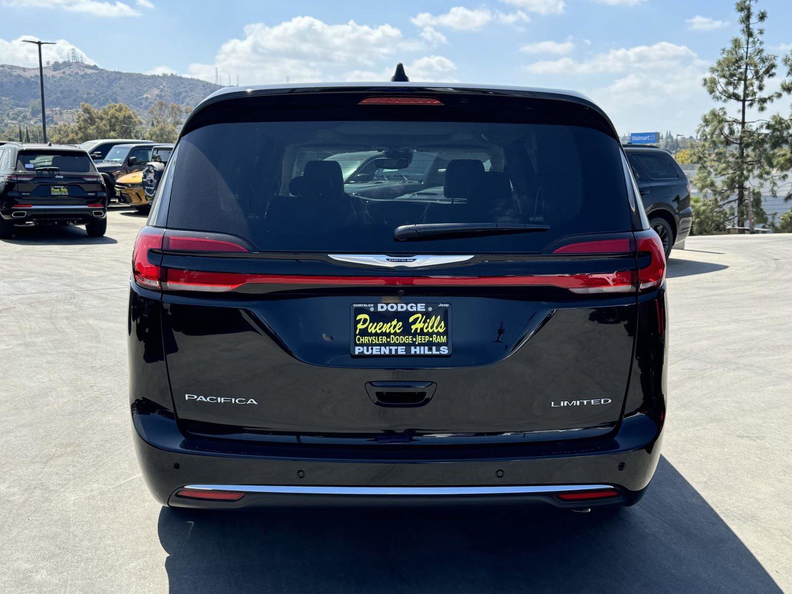 New 2024 Chrysler Pacifica Limited FWD image 5