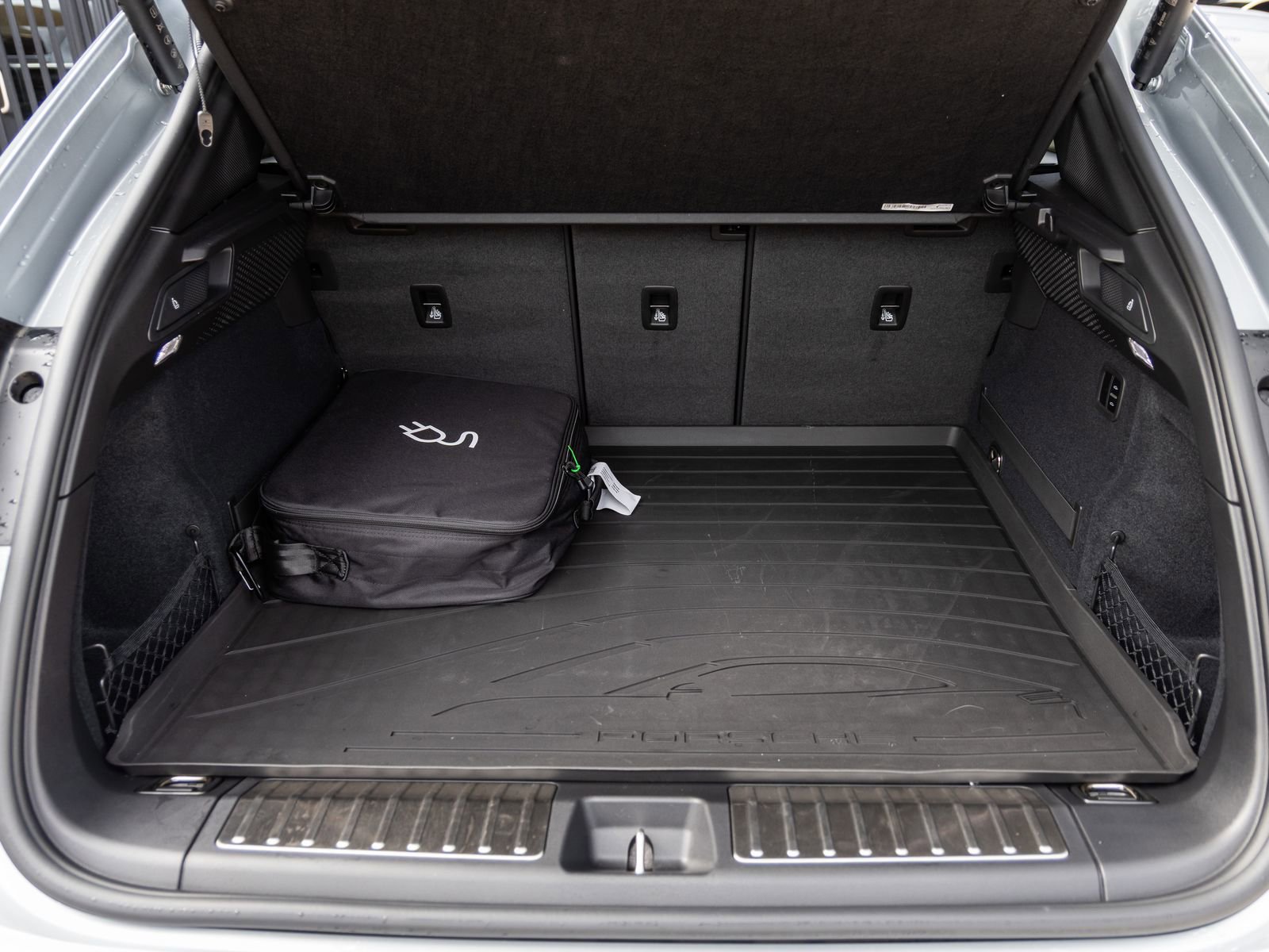 Certified 2025 Porsche Macan Electric image 32