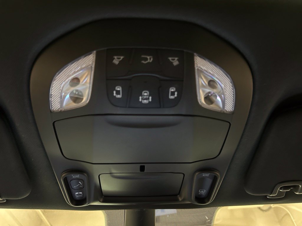 Used 2025 Chrysler Pacifica Limited w/ Trailer Tow Group FWD image 27