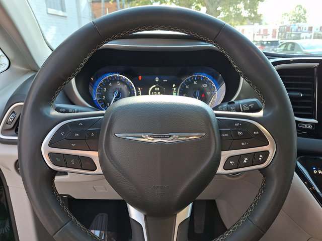 Used 2024 Chrysler Pacifica Touring-L FWD image 21