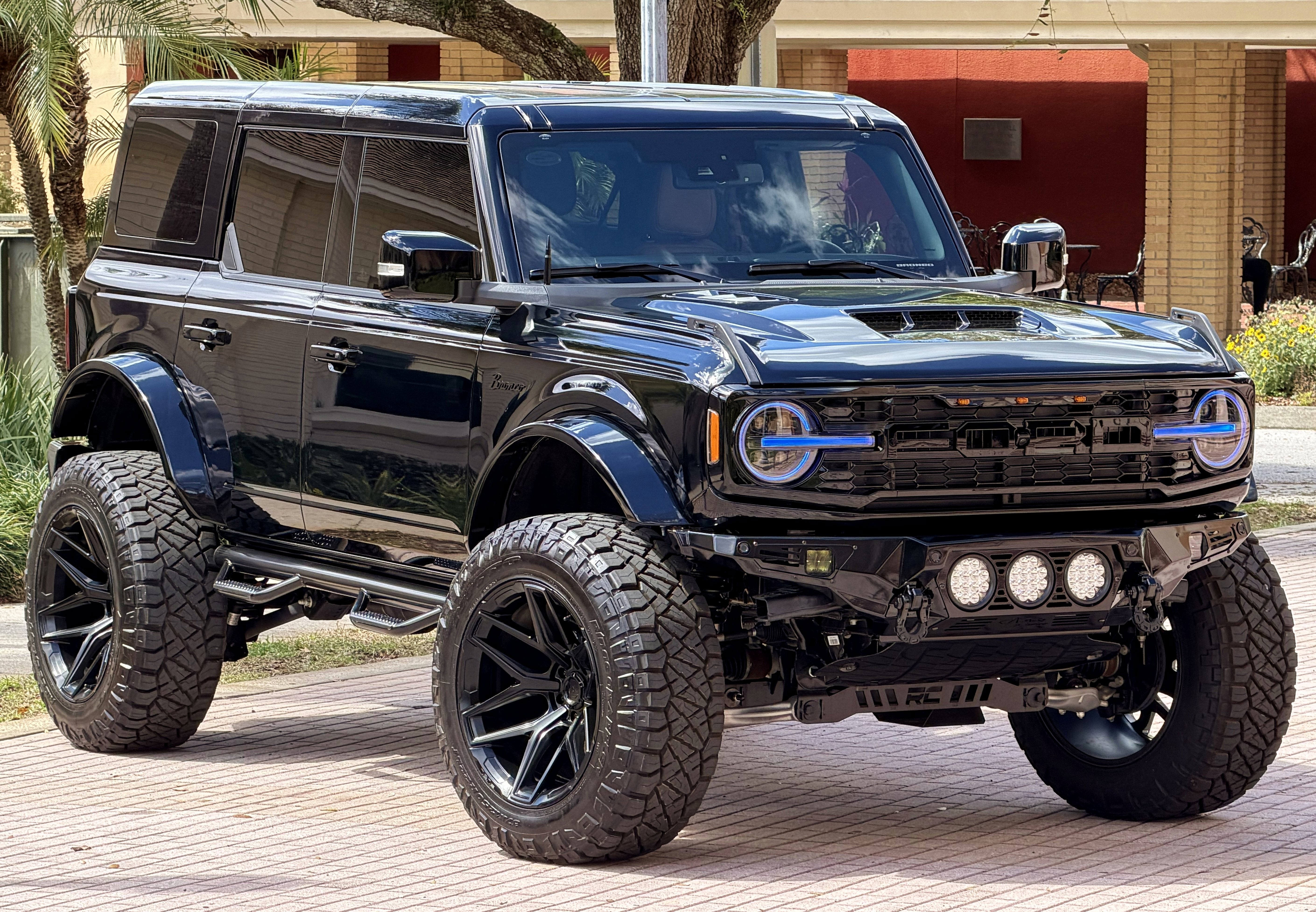 Used 2025 Ford Bronco Outer Banks AWD/4WD image 3