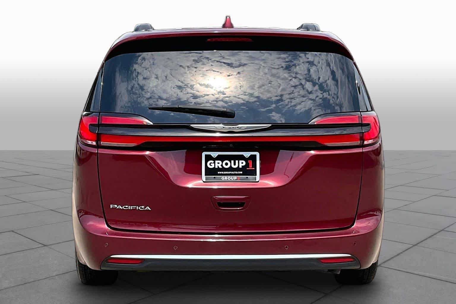 Used 2022 Chrysler Pacifica Touring-L FWD image 5