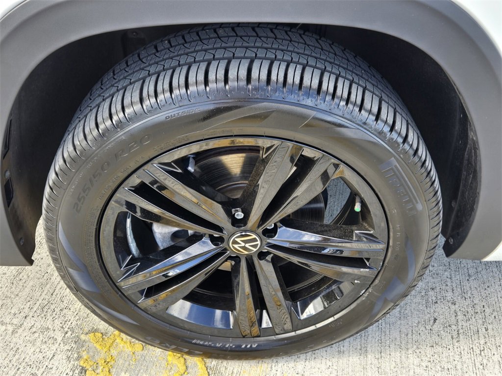 Certified 2022 Volkswagen Atlas Cross Sport SEL R-Line image 10