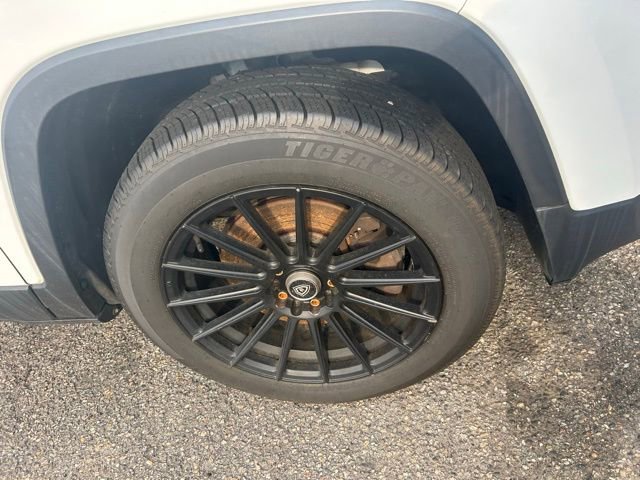 Used 2018 Jeep Cherokee Limited image 2